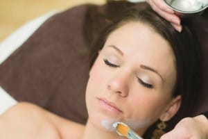 Spa brushing mud on face