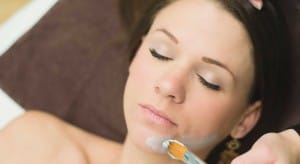 Spa brushing mud on face