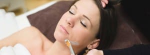 Spa brushing mud on face